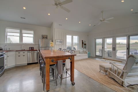 Poolhouse indoor dining