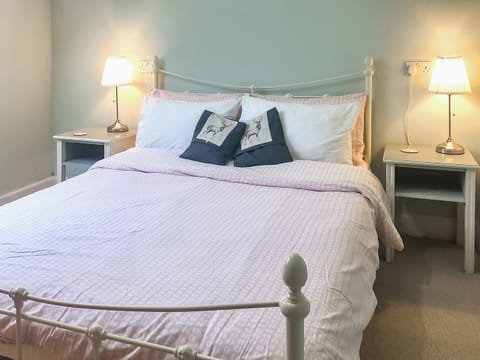 King sized bedroom | The Old Barn, Colintraive, near Tighnabruaich