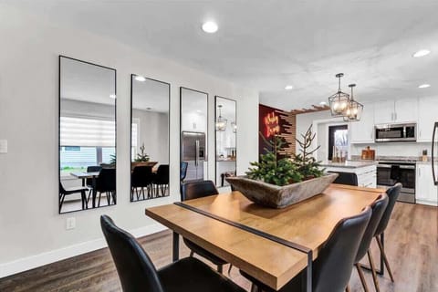 Kitchen: Sunny mornings, cozy dinners, a bright and beautiful dining space!