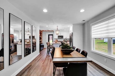 Kitchen: A dining area made for gathering!