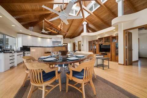 Dining table and fully equipped kitchen