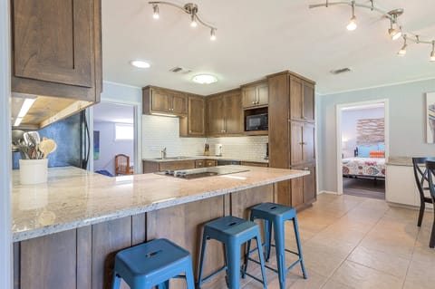 Kitchen with Breakfast bar