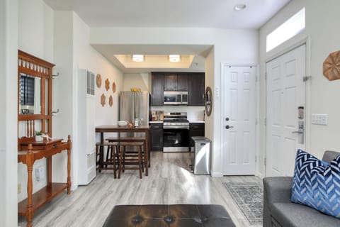 Fully equipped kitchen with a dining table for four, perfect for enjoying meals together after a day at the beach.