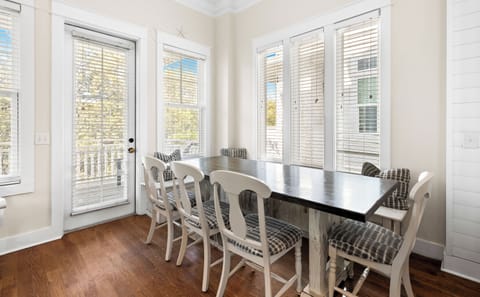 Dining area 2 seats 8