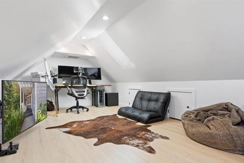 Bonus room with office space and futon