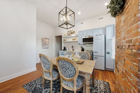 Kitchen & Dining