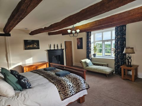 Big Cat Nap, the master bedroom with emperor size bed and ensuite