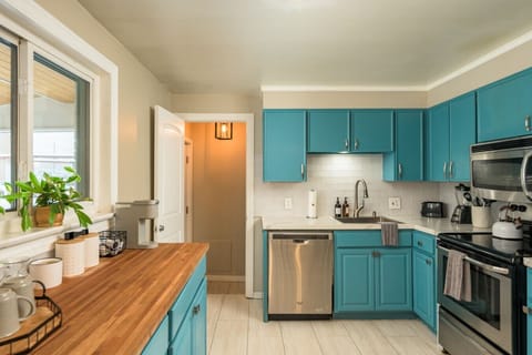 Fully Stocked Kitchen with Eat-In Table
