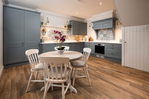 Coachman's Cottage - the stylish kitchen and table