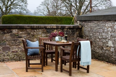 Coachman's Cottage - patio seating in the courtyard