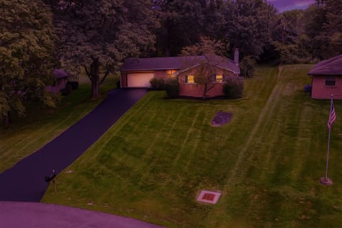 Large 3 Bedroom House - 2 bathrooms - Huge Yard