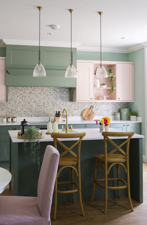 Stables Cottage - the kitchen island with breakfast bar seating