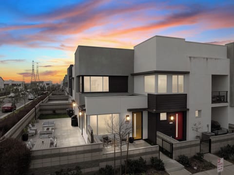 Overview of Modern Home w/Side Yard.
