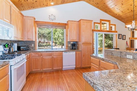 Full kitchen w/ toaster oven, blender, Espresso machine, drip coffee, spices, foil, oil, and much more!