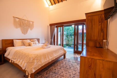 Rustic Balinese Style Room with Fast WiFi