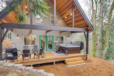 Longview Vacation Rental | 2BR | 2BA | 1,400 Sq Ft | 4 Steps to Enter