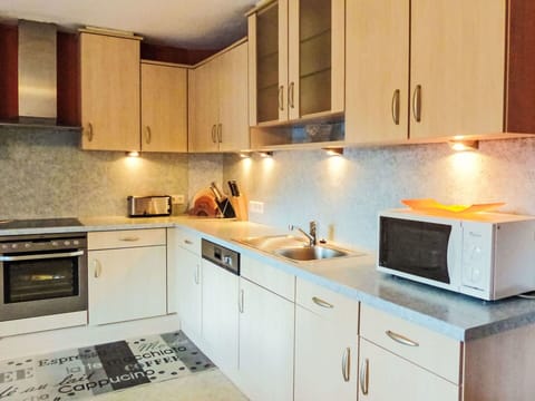 Countertop, Kitchen Appliance, Kitchen, Cabinetry, Major Appliance, Interior Design, Wood, Kitchen Sink, Home Appliance, Sink