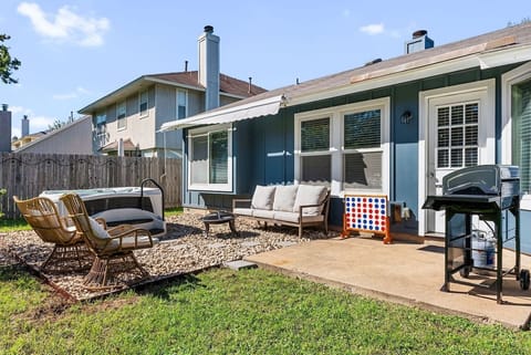 Lush seating and warm tones make this lounge extra inviting. 🛋️🏡