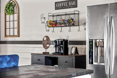 Cabin 1: Fully equipped kitchen.