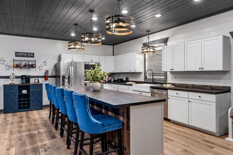 Cabin 1: Fully equipped kitchen.