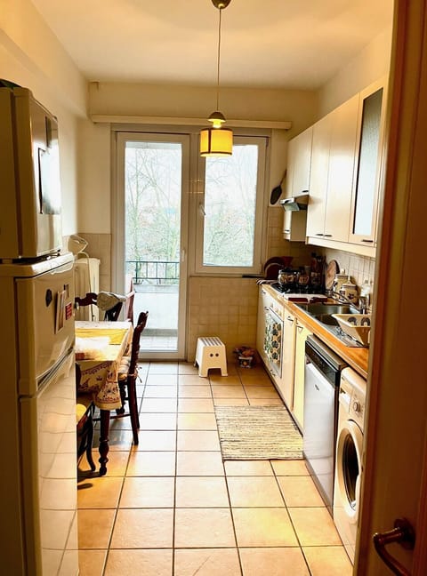 fully equipped kitchen w/ balcony, table to seat 4