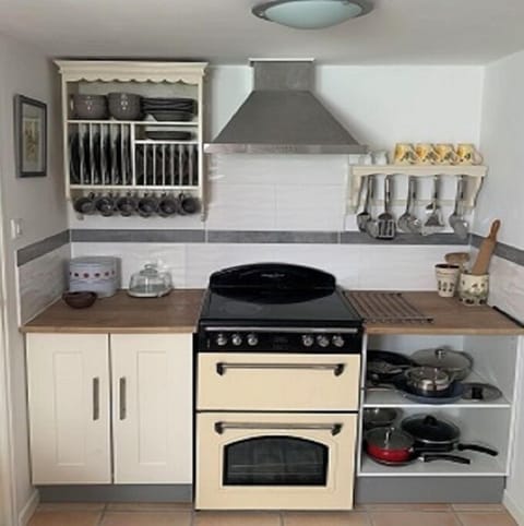 Right hand side of kitchen showing oven
