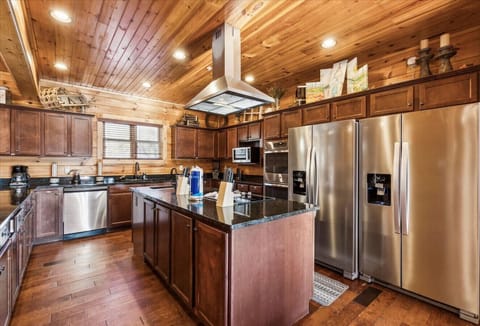 This fully equipped kitchen is a food connoisseur’s dream! Featuring two stainless steel refrigerators with water and ice dispensers, a gourmet knife set, cutting board, blender, kettle, and more!
