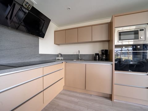 Outdoor Furniture, Swimming Pool, Resort, Sunlounger, Leisure, Shade, Vacation, Resort Town, Umbrella