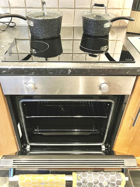 Kitchen - Fan assisted oven & grill and electric hob