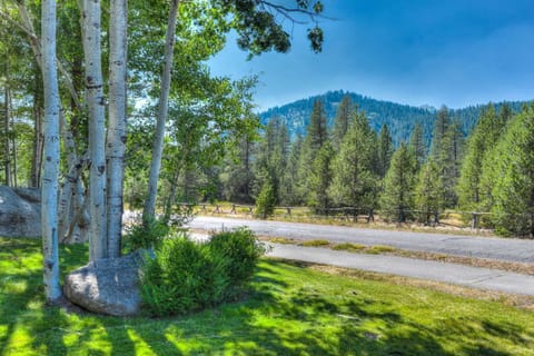 10 min drive to Alpine Meadows Ski Resort