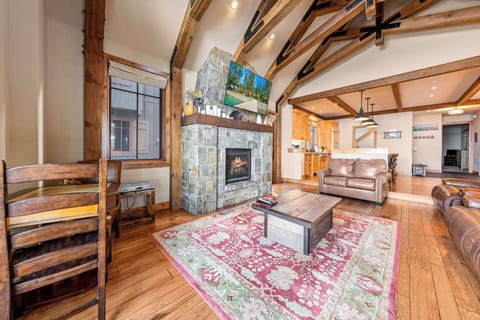 Lake view living room, Smart TV, board games, gas fireplace