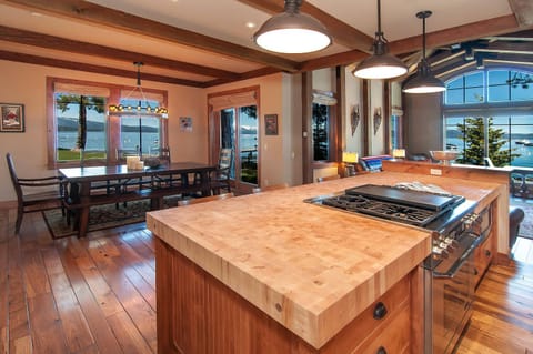 Full kitchen w/ Keurig, blender, toaster and more!