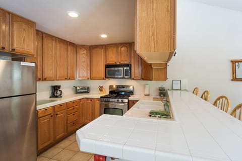 Full kitchen (salt, pepper, spices available)