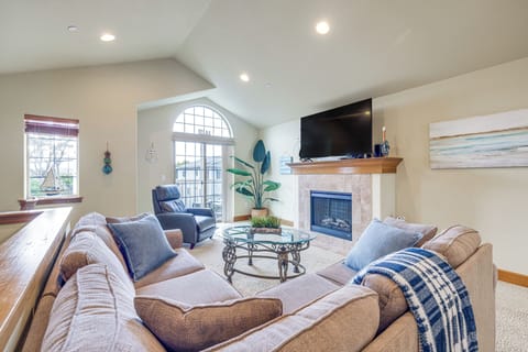 Lincoln City Vacation Rental | 2BR | 2.5BA | 1,250 Sq Ft | Stairs Required