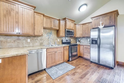 Kitchen | Keurig Coffee Maker | Breakfast Bar | 3rd Floor