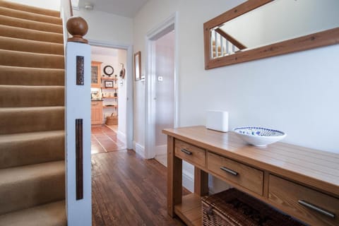 Little Glen - 3 Bedroom Holiday Home - Tenby (24916)