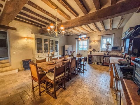 Large Manor Kitchen with seating for 14
Plenty of dishes and cooking utensils for your group