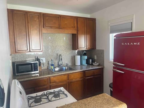 Extra clean kitchen with everything you need for a great vacation.
Keurig with coffee pods provided.
