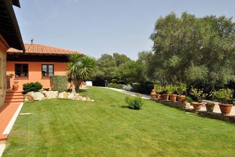 Santa Laura front garden