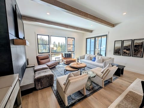 Luxurious Townhome at the Alcove!