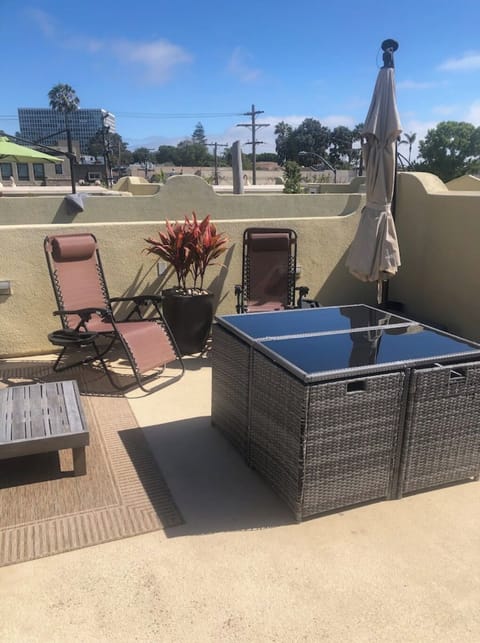 Outside deck - furnished w/lounge chairs, dining table & chairs, BBQ Gas Grill