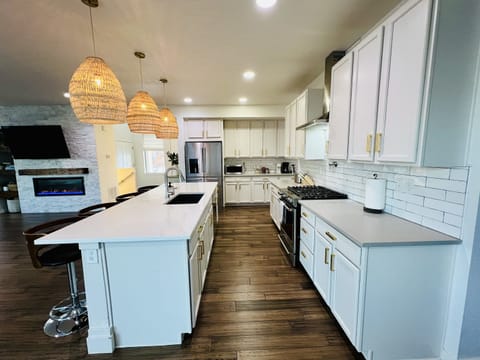 Full kitchen with tons of counter space. 
