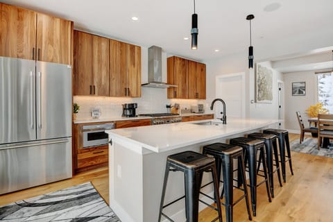 Chefs Kitchen With Island Seating for 5