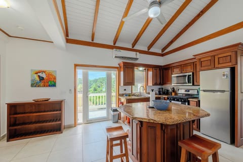 The entry way from the roadside.