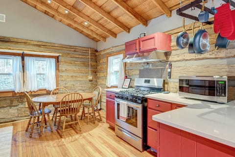 Dining Area | Main Floor | Dishes & Flatware Provided