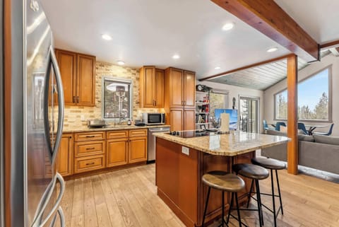 Kitchen: Drip coffee maker, KitchenAid stand mixer, crockpot, kettle, cooking utensils