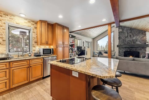 Kitchen: Drip coffee maker, KitchenAid stand mixer, crockpot, kettle, cooking utensils