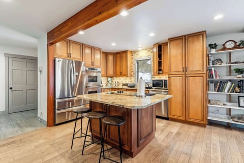 Kitchen: Drip coffee maker, KitchenAid stand mixer, crockpot, kettle, cooking utensils