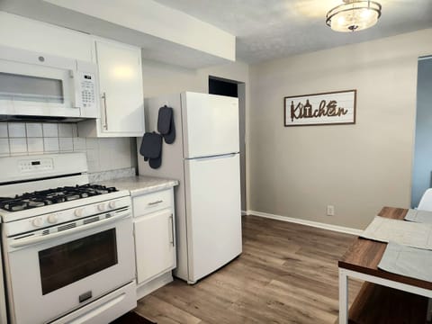 Full size eat-in kitchen and dining area