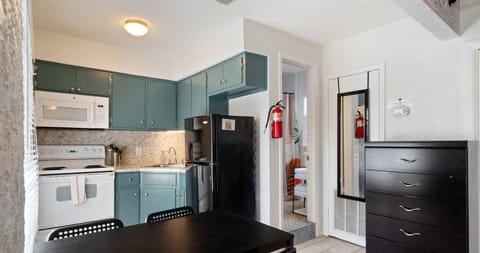 From stovetop masterpieces to dining table feasts—this cozy corner is ready for your culinary creativity!